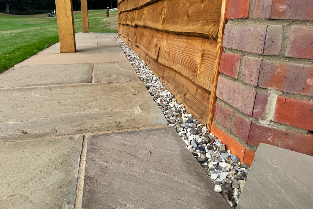 Outbuilding gravel in colour Moonstone against sandstone patio